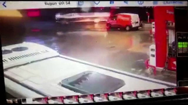 Otomobil restorana daldı, 2 bekçi yaralandı