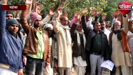 सैकड़ों किसानों ने मुआवजे की मांग को लेकर तहसील में किया प्रदर्शन