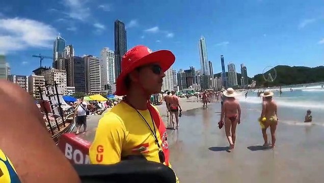GUARDA VIDAS VÃO MAR ADENTRO E RESGATAM 7 PESSOAS EM BALNEÁRIO CAMBORIÚ [MISSÃO RESGATE HD]