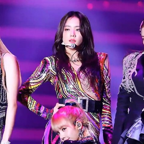 Audience  getting amazed by  Jisoo's visulas