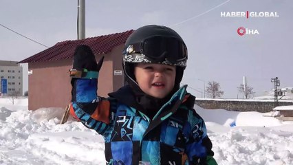 Bitlis'te 2 yaşındaki minikten usta kayakçılara taş çıkaran hareketler