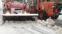 Kar kalınlığı 1 metreyi bulan Alacabel'de tırların geçişine izin verilmiyor