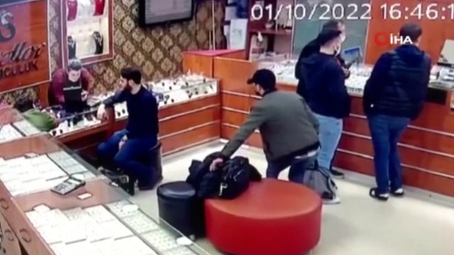 Kuyumcuda içinde 500 bin liralık altın olan çantayı böyle çaldı