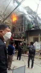 Clip: Người đàn ông trèo lên mái nhà cứu người gặp nạn