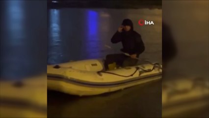 Antalya’da yağmur suyunda bota binip, denizde yüzer gibi yüzdü