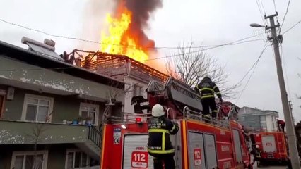 Son dakika... Erbaa'da çıkan yangında evin çatısında hasar oluştu