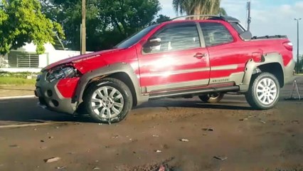 Dois automóveis colidem na Rua Antonina; ninguém ficou ferido