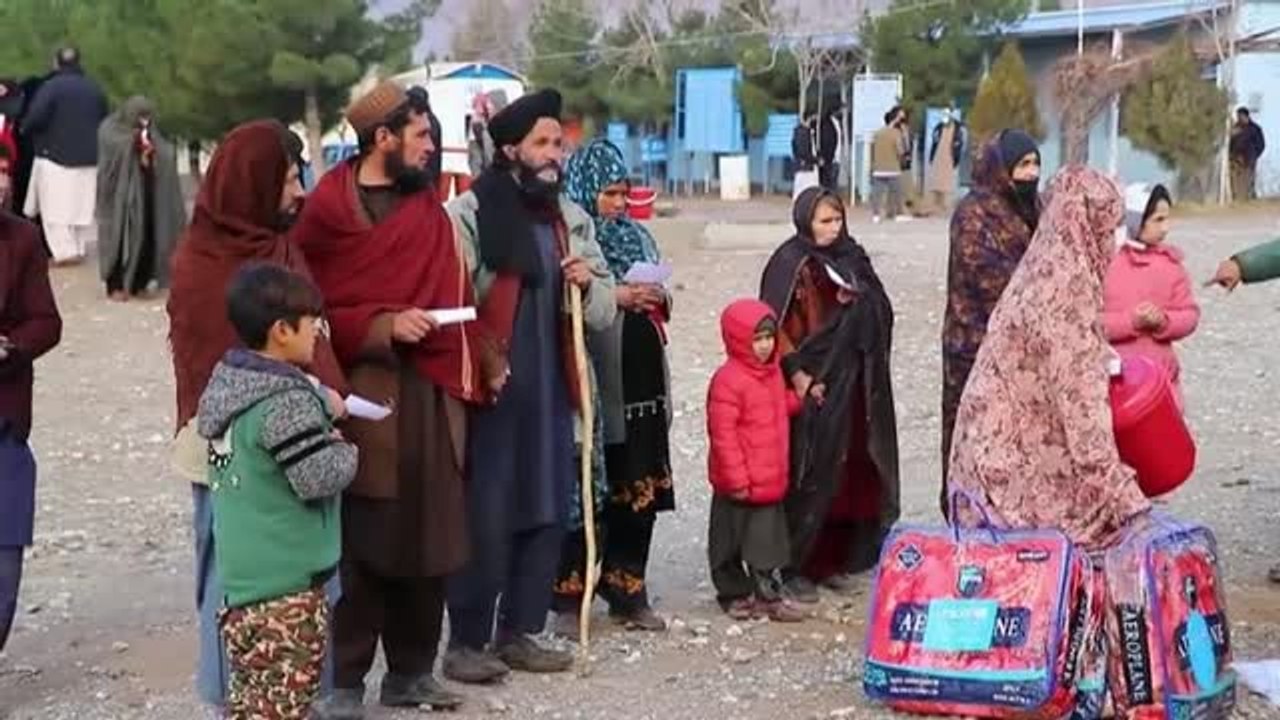 UNICEF reparte los "kits de preparación para el invierno"  entre las familias que viven en los campos de refugiados en Afganistán