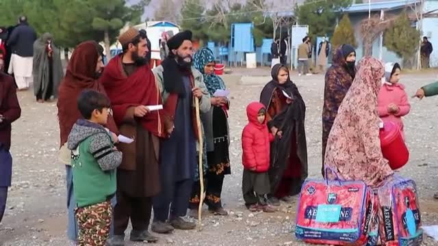 UNICEF reparte los kits de preparación para el invierno entre las familias que viven en los campos de refugiados en Afganistán