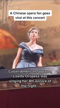 Un spectateur chante avec la soprano Lisette Oropesa pour combler l'absence d'un ténor