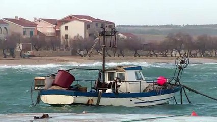Sturm in Kroatien kippt LKW um: Fahrer tot