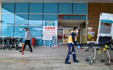 Soğuktan titreyen yavru köpeğe sağlıkçı şefkati