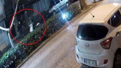 Polisten kaçan motosikletliye güvenlik görevlisinden tekme