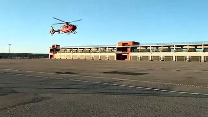 El helicóptero de emergencia aterriza en Los Arcos para socorrer a un peatón que ha sido atropellado.