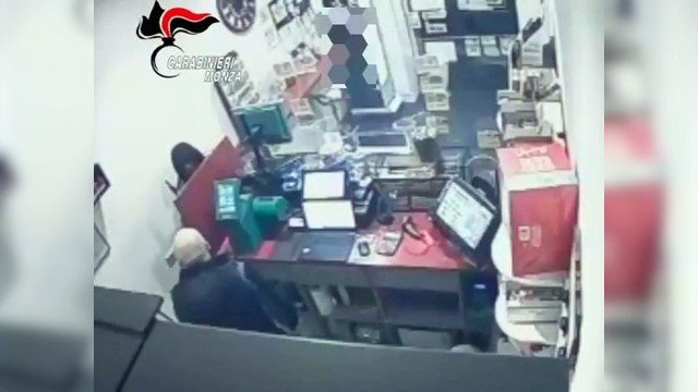 Rapine in market e farmacie, le telecamere incastrano il rapinatore 17enne