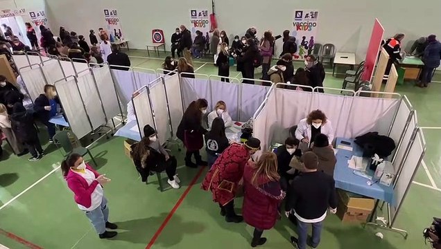 Napoli, boom di vaccini a scuola: palloncini e medaglia per il coraggio