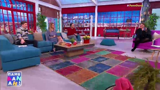 Δανάη Μπάρκα: Κατέβασε on air στο κινητό της εφαρμογή γνωριμιών