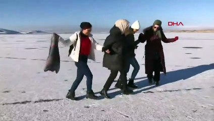 Buz tutan Çıldır Gölü'nde halay çektiler