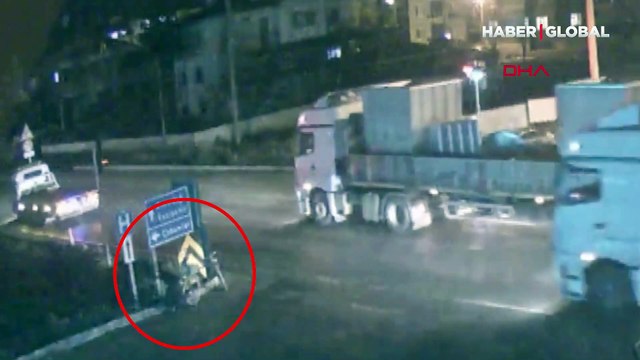 Afyonkarahisar'da yol kenarında bisikletini tamir ediyordu, kazada üzerine savrulan otomobil yüzünden faciayı yaşadı
