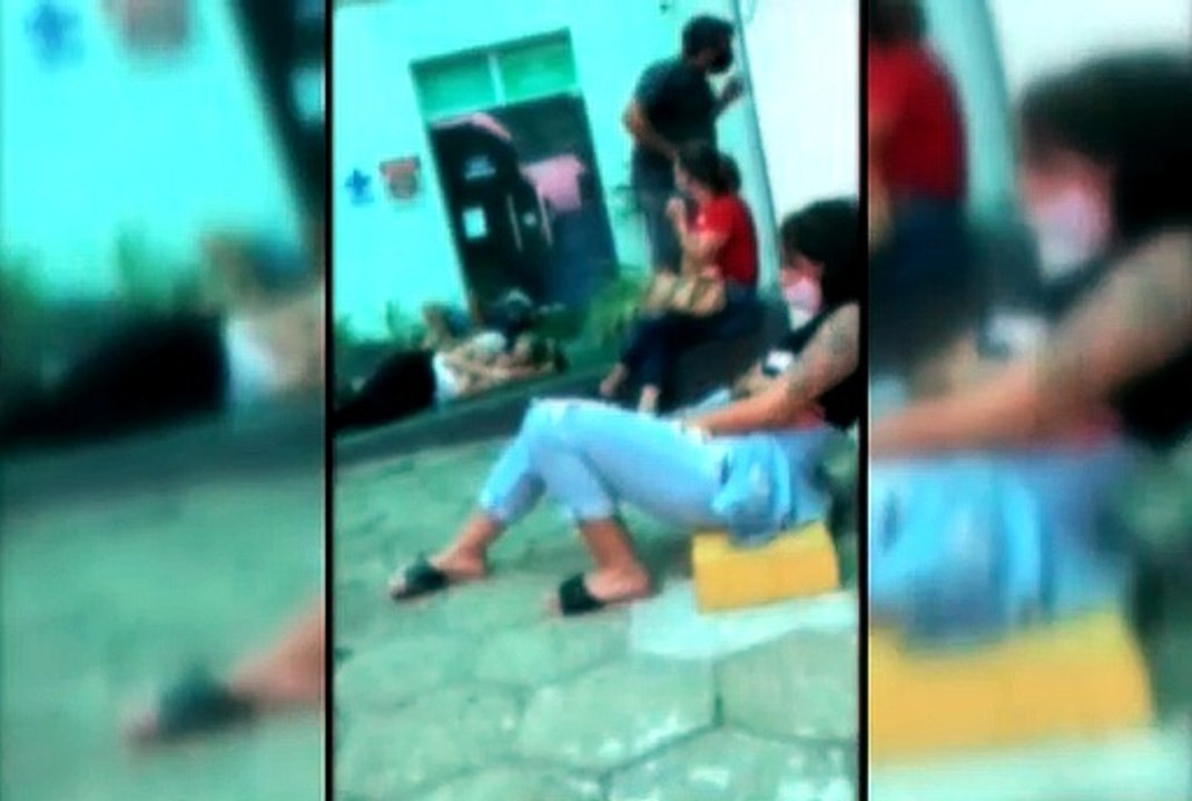 Pacientes esperam deitados do lado de fora de hospital em Timbó