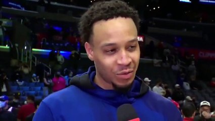 La journaliste Kristina Pink glisse en talons sur le parquet et s'éclate la tête contre le sol à la fin d'un match