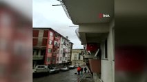 Kocaeli'de yangın paniği... Çatıda mahsur kalanları itfaiye kurtardı