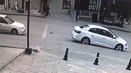 Kapısı açık ilerleyen dolmuştan düşen liseli yoğun bakıma alındı