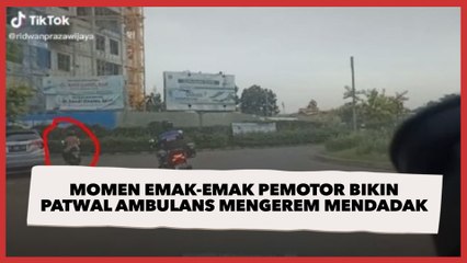 Momen Emak-emak Pemotor Bikin Patwal Ambulans Mengerem Mendadak