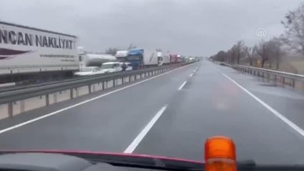 Devrilen mercimek yüklü tırın sürücüsü yaralandı