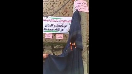 Taliban'a isyan başladı! Afgan kadınlar burkalarını yakıyor