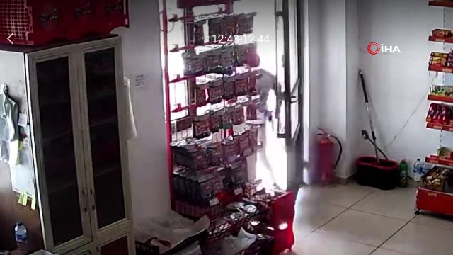 Köpek saldırısından son anda kaçan çocuğun korku dolu anları güvenlik kamerasına yansıdı