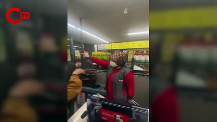 Kasiyer, maskesiz grubu uyarınca tartışma çıktı