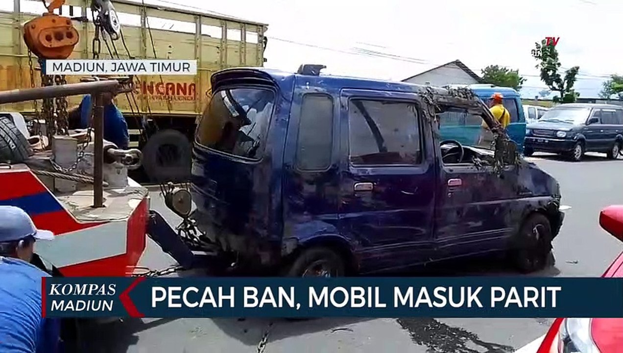 Pecah Ban, Mobil Masuk Parit