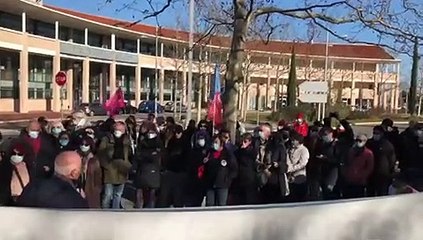 Un rassemblement en soutien à trois militants devant le commissariat de Martigues