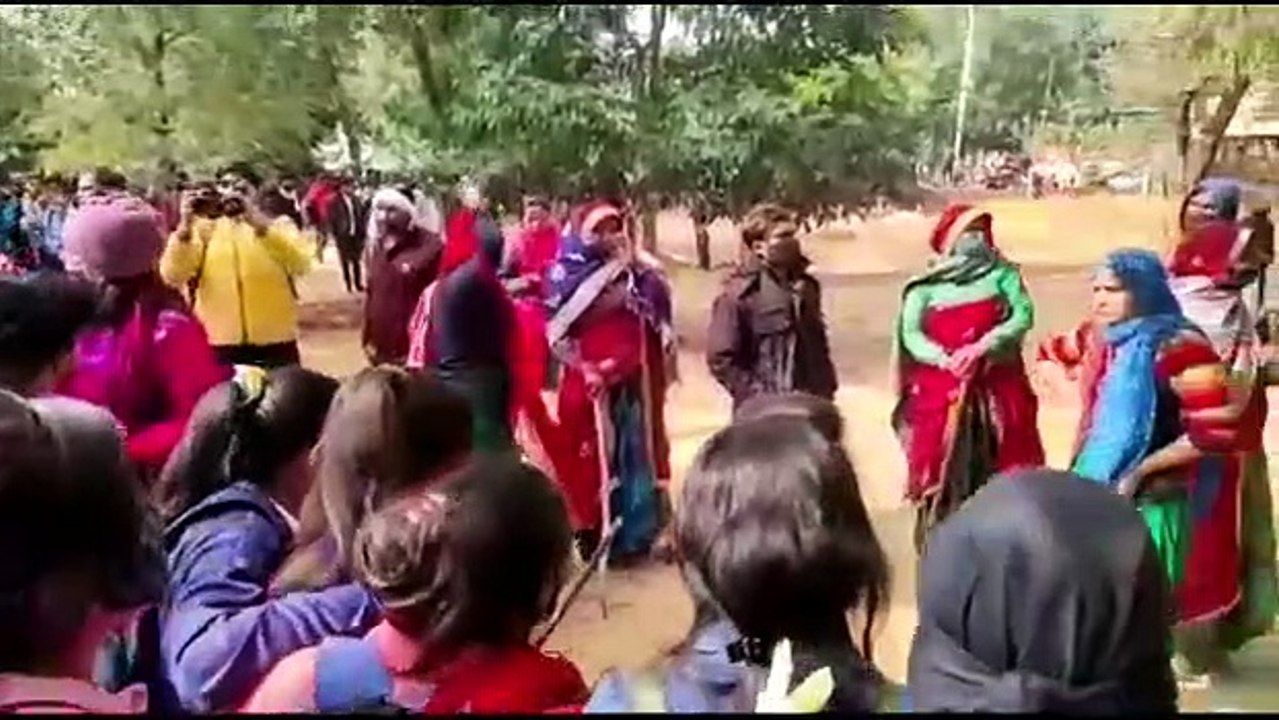 कटराथल कॉलेज की जमीन पर जमकर बवाल, कब्जा करने वाले पक्ष से भिड़ गए  छात्र- छात्राएं