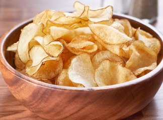 الشيبسي: كيف تم اختراعه؟ وما هي أول شريحة بطاطس جابت العالم؟