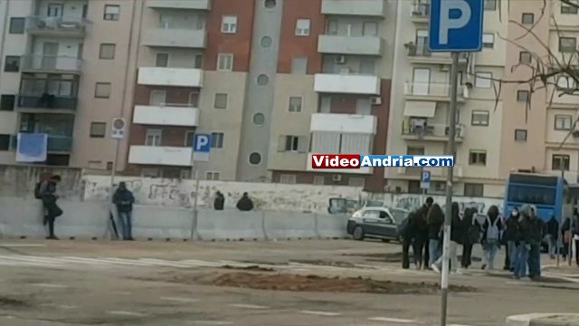 Andria: prosegue il transito dei bus nonostante il cedimento del manto stradale al capolinea di via Ceruti