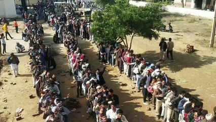 बारिश के कारण बढ़ी यूरिया की मांग, कतारों में किसान