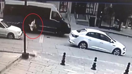 Lise öğrencisi dolmuşun açık kapısından düştü! Aracın üzerinden geçtiği anlar kamerada