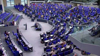 Scholz verteidigt Impfpflicht - AfD-Protest im Bundestag in Berlin