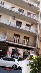Donna lancia roba dal balcone e distrugge auto a Catania