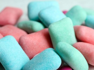 كيف تم اختراع العلكة؟ ومتى ظهرت أول علكة في التاريخ؟