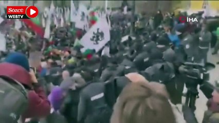 Download Video: Bulgaristan'da Covid-19 tedbirlerine karşı çıkan protestocular parlamentoyu basmaya çalıştı