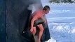 Après un bon sauna, il plonge dans une eau glacée et disparait sous la glace