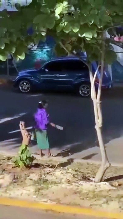 Une folle s'amuse à jeter des bouteilles sur les voitures qui roulent