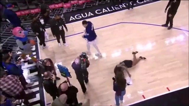 La journaliste Kristina Pink glisse en talons sur le parquet et se prend la gamelle de sa vie