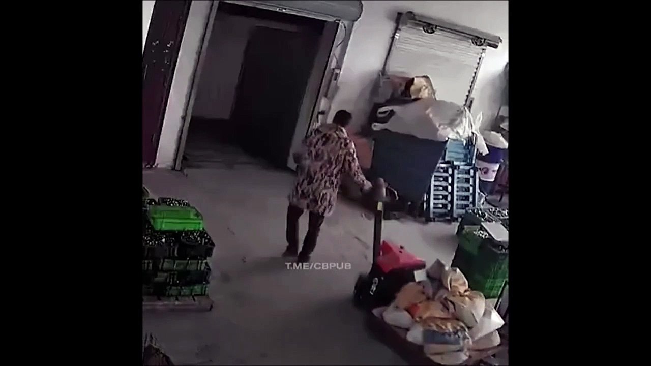 L'homme le plus chanceux de la journée... il échappe à la chute d'un monte-charge