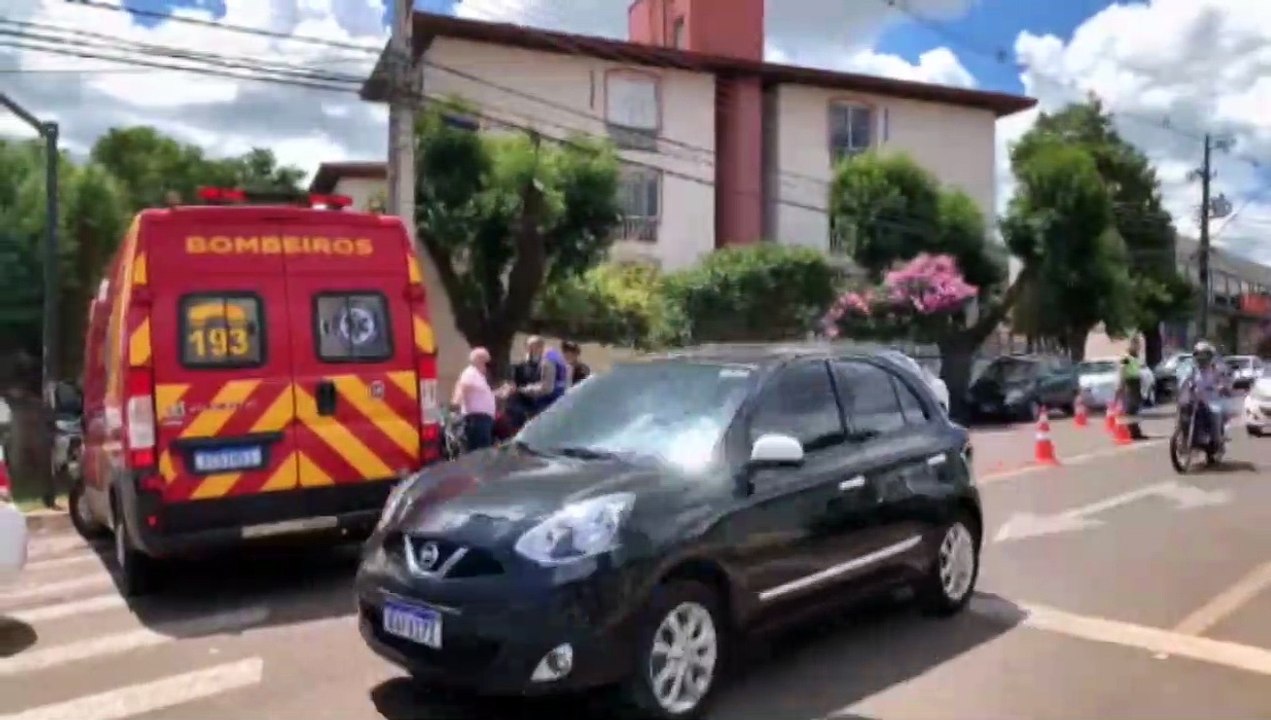 Motociclista de 19 anos fica ferido em colisão com carro na Av. Carlos Gomes