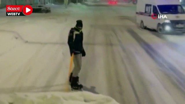 Araca bağladığı halatla snowboard yapan genç, polise yakalandı