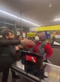 Zincir markette maske uyarısı yapan kasiyer ile kavga ettiler